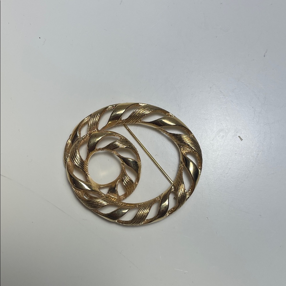 AUTH Vintage Dior Elegant Gold-Tone Spiral Brooch